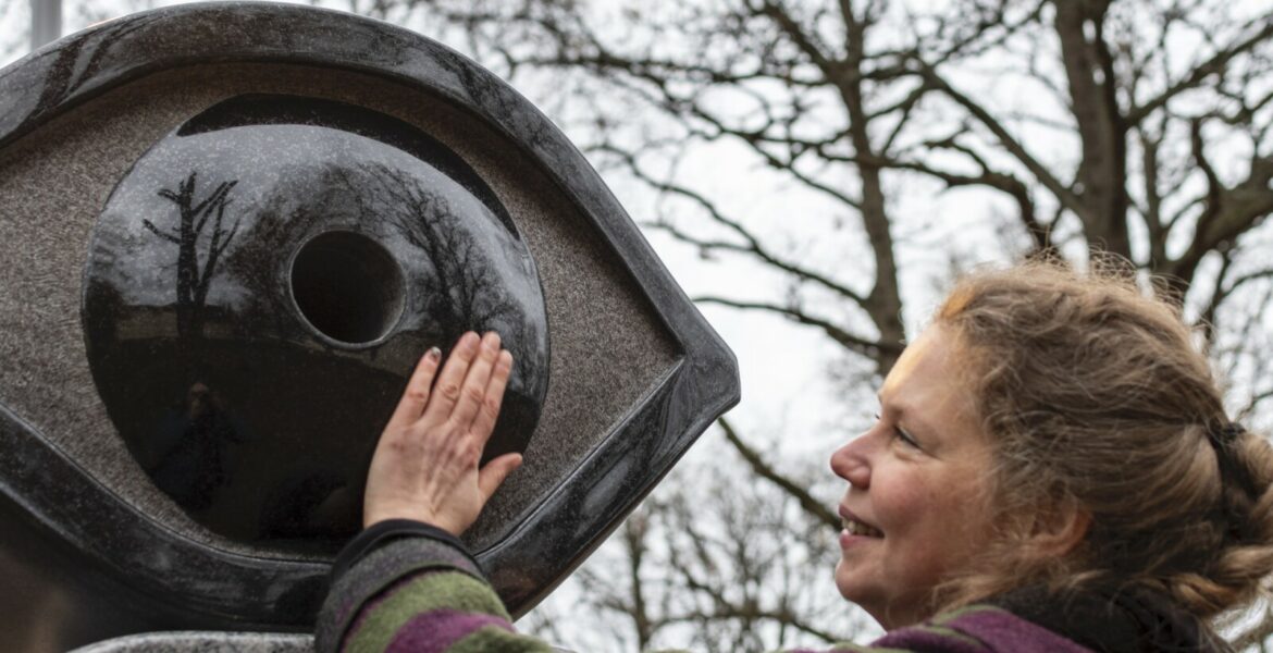 Konstnären Linda Persson framför sitt verk "Let´s Face it"