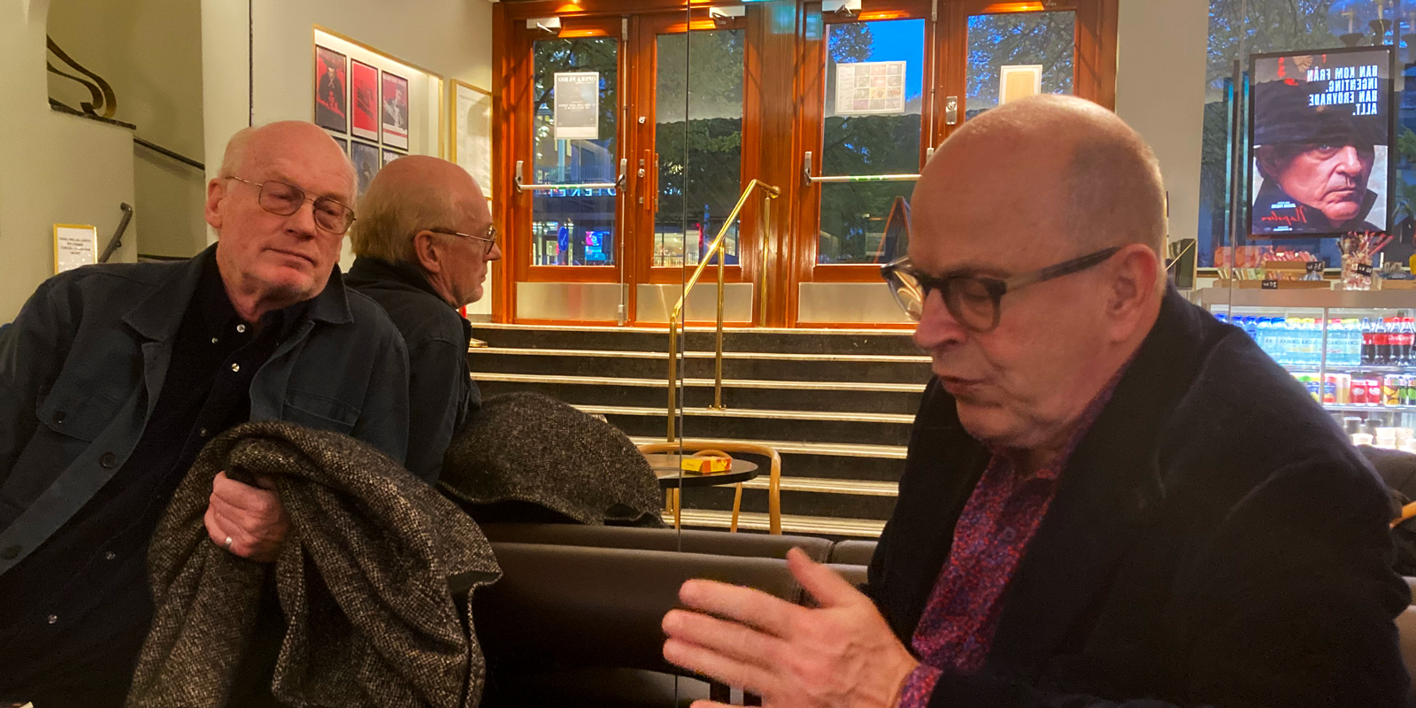 Sherman svarar på frågor i biografen Roys foajé 