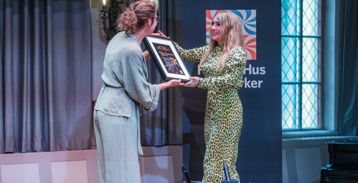 Linda Karlsson tar emot 2024 års Ulla Billquist-stipendie, som delas ut av Nina Andersson, vd på Folkets Hus och Parker.