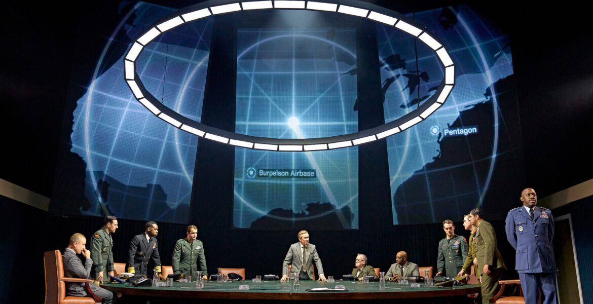 Dr. Strangelove från National Theatre. Premiär på bio 27 mars! Foto: Manuel Harlan