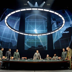 Dr. Strangelove från National Theatre. Premiär på bio 27 mars! Foto: Manuel Harlan