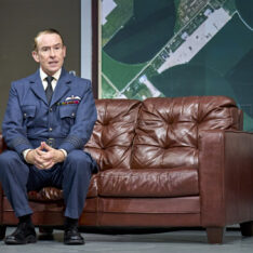 Dr. Strangelove från National Theatre. Premiär på bio 27 mars! Foto: Manuel Harlan