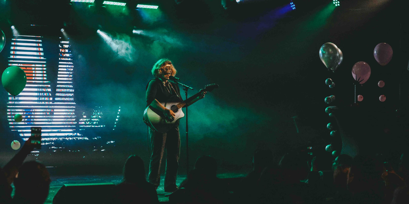 Musikschlaget 2025 - Vinnare Changeling på scen med gitarren i hand och i ett vackert grönt scenljus.